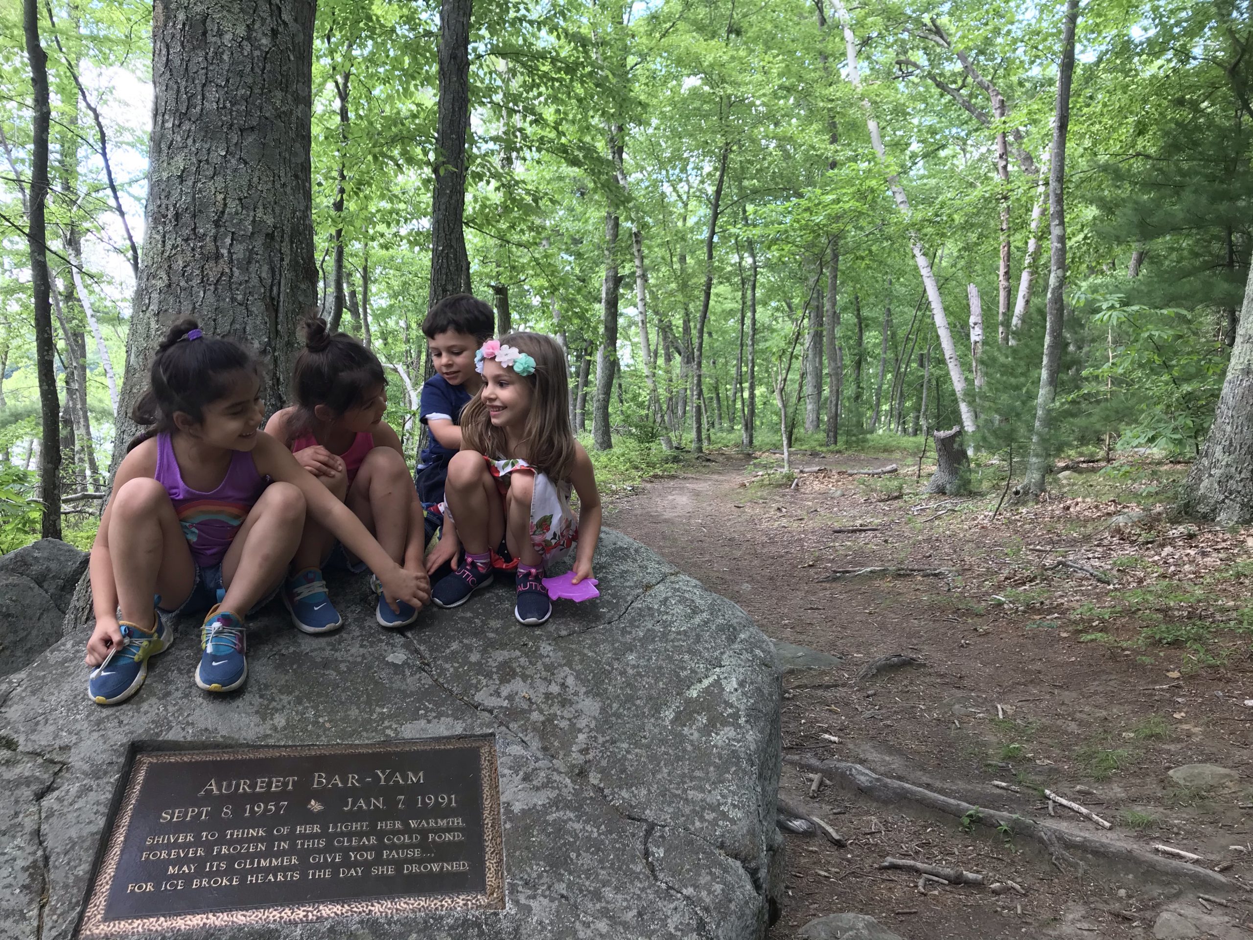 Sandy Trail hike with kids at Flint Pond